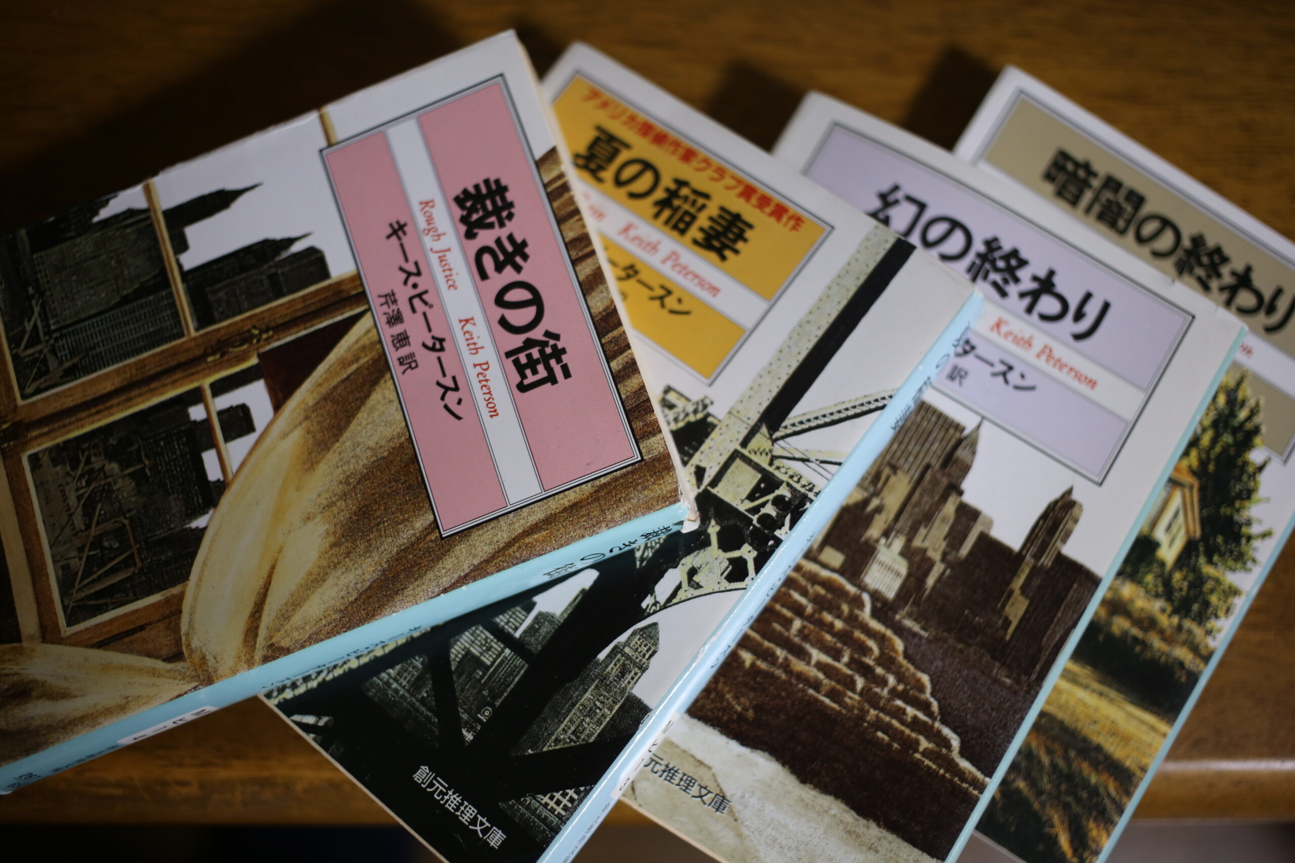 不屈の事件記者「ジョン・ウェルズ」に酔う。〈今週のオススメ本〉